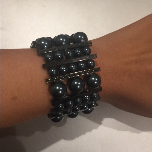 🚫sold🚫Carolina Herrera dark green pearl bracelet - Picture 3 of 6